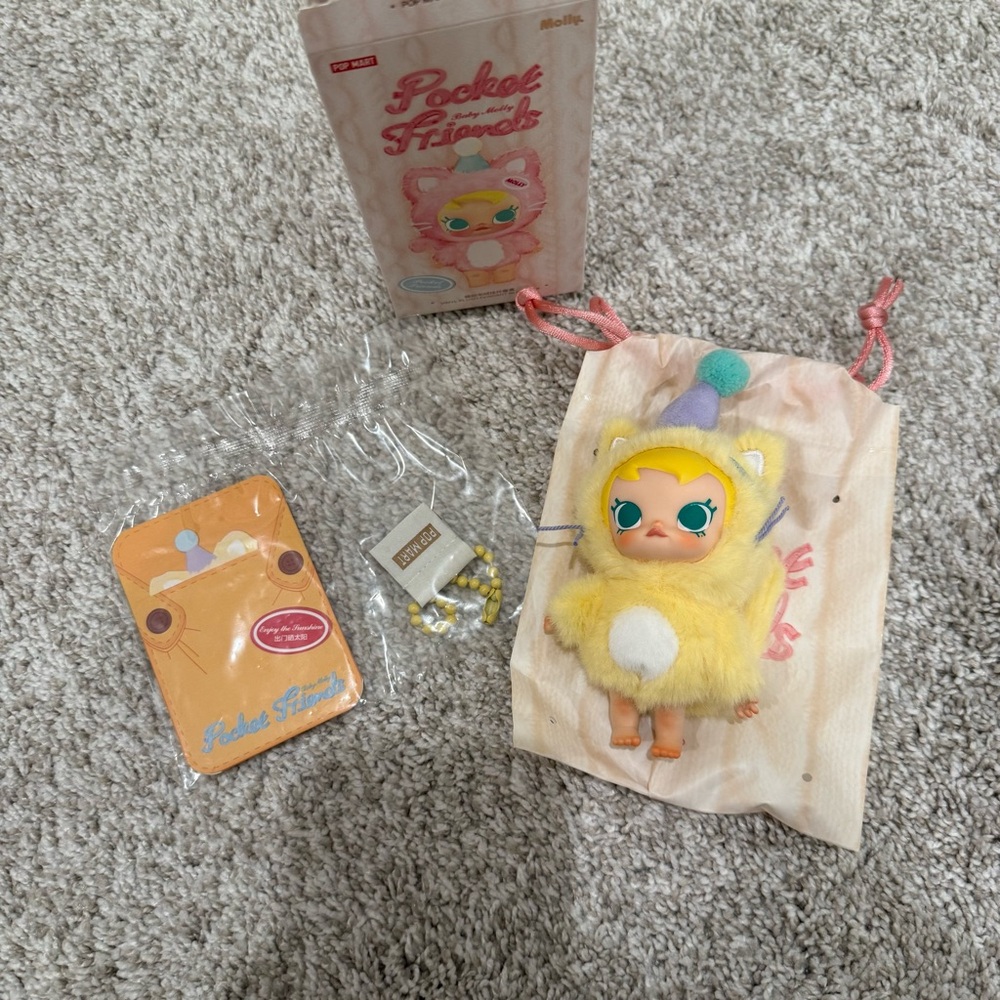 PRICE FIRM Pop Mart Molly Cat Yellow Enjoy the Sunshine Pocket Friends